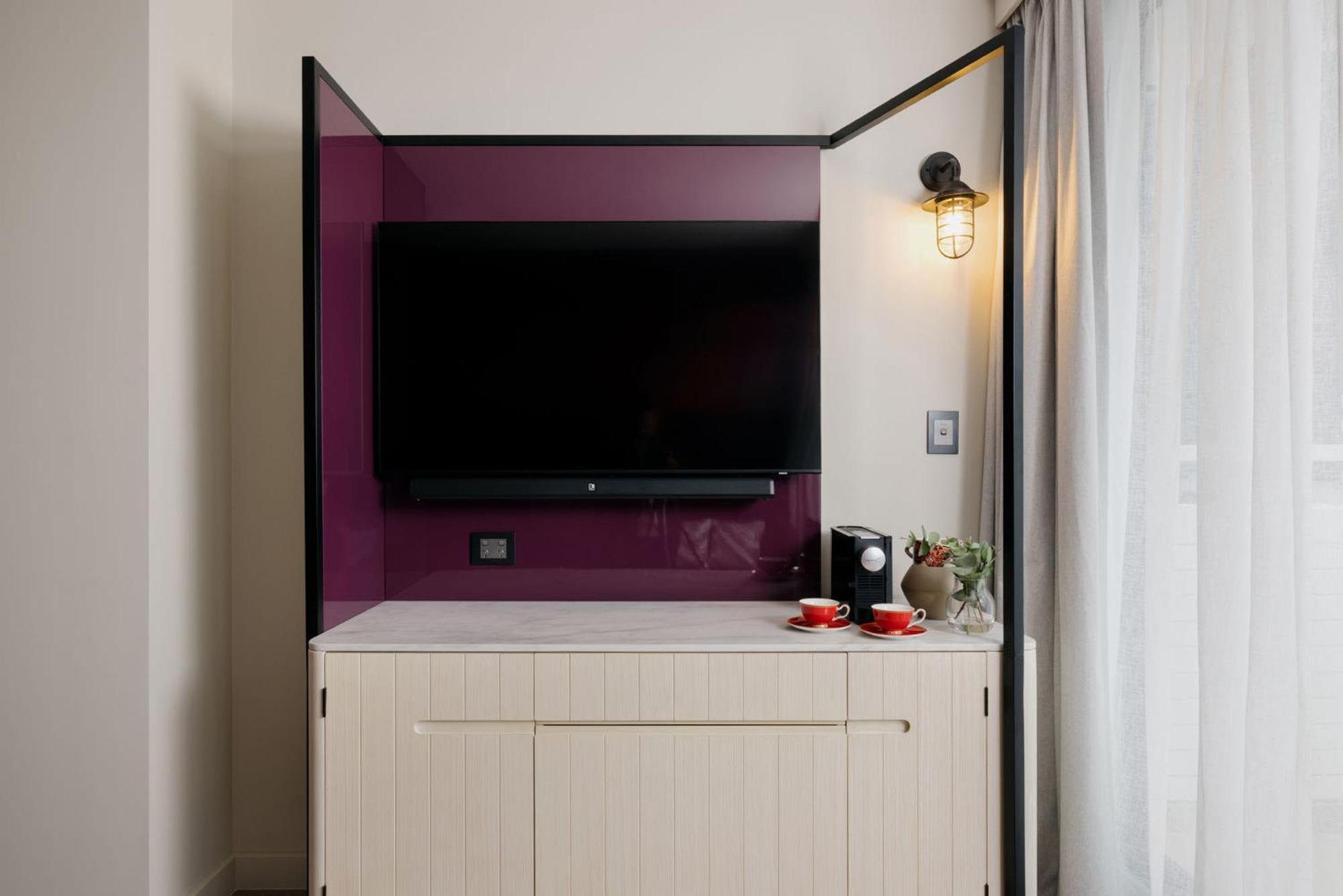 Hotel Indigo Brisbane City Centre, An Ihg Hotel Exterior photo A television set in a hotel room